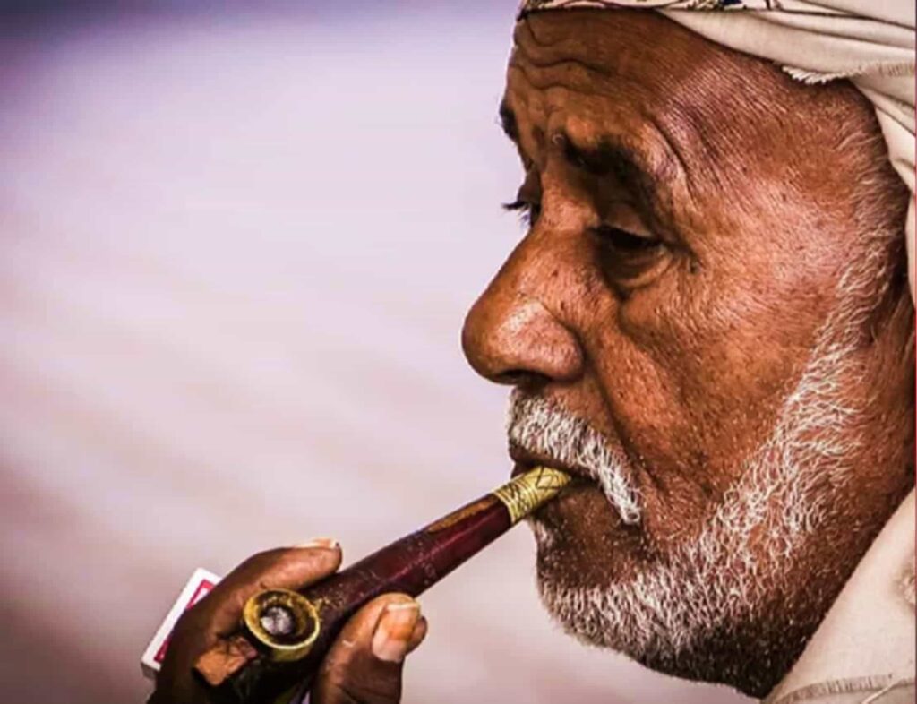 Ремесленник изготавливает трубку из восточно-средиземноморского табака